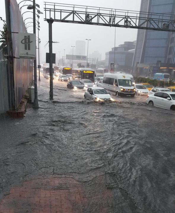 E-5 göl oldu, metroları su bastı!