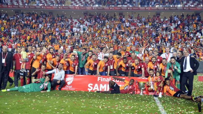 Galatasaray kupasını kaldırdı