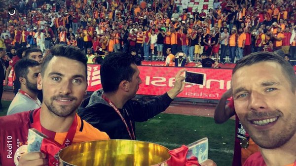 Galatasaray kupasını kaldırdı