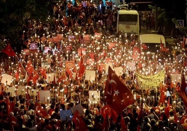 Halk demokrasi yürüyüşü için Boğaziçi Köprüsüne akın etti