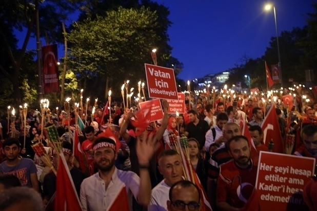 Halk demokrasi yürüyüşü için Boğaziçi Köprüsüne akın etti