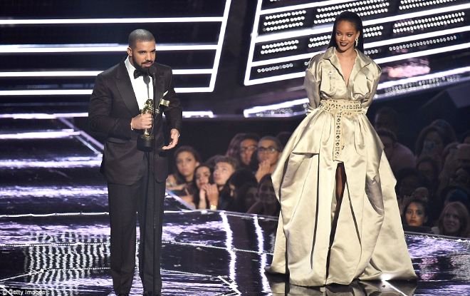 Drake Rihannaya aşık olduğunu söyleyip öptü!