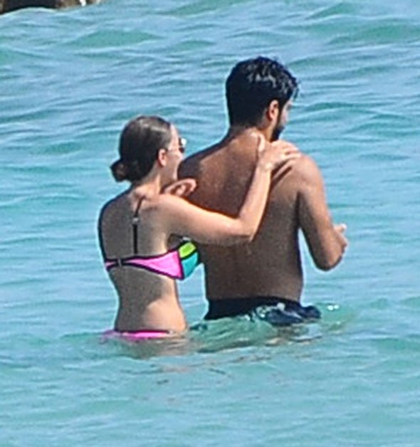 Burak Özçivit ve Fahriye Evcen Çeşmede tatil yapıyor