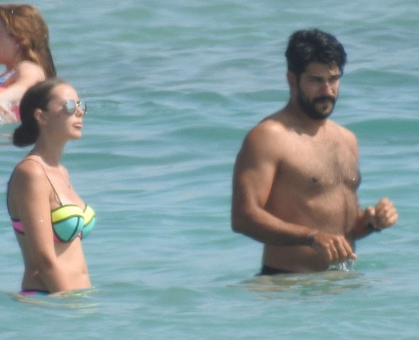 Burak Özçivit ve Fahriye Evcen Çeşmede tatil yapıyor