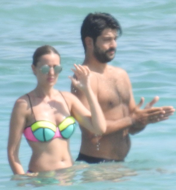 Burak Özçivit ve Fahriye Evcen Çeşmede tatil yapıyor